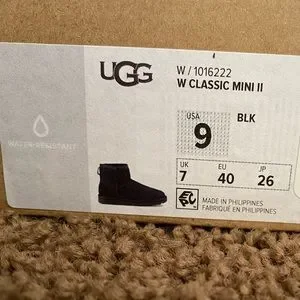 Ugg Pure brand new shoes never worn or even laced up. Mint condition. NWB UGG K BRADLEY Youth Big Kids Black Hiking Boot - Size US  main image 3